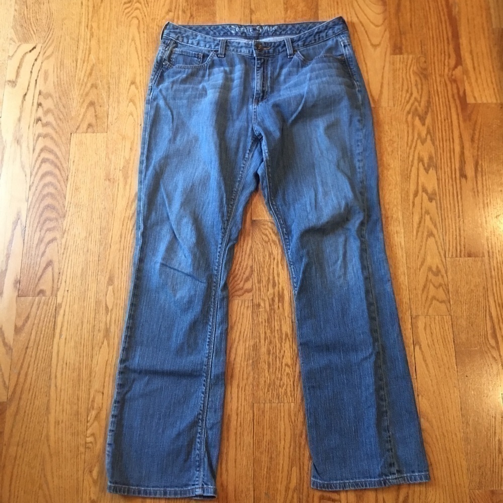 Tommy Hilfiger woman’s straight jeans. No size tag, see measurements